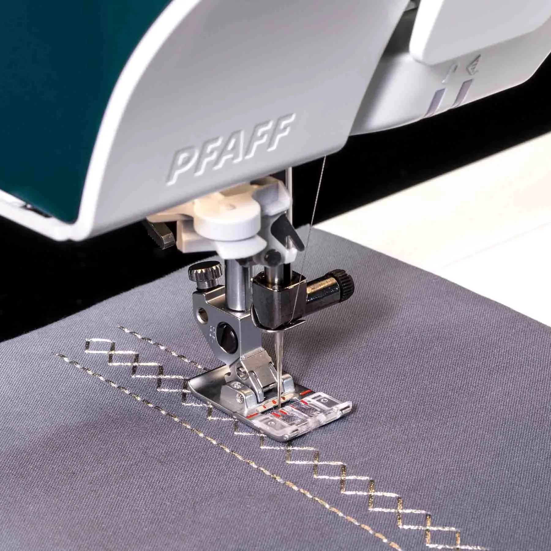 PFAFF® performance icon™ Sewing Machine   Holiday Bundle